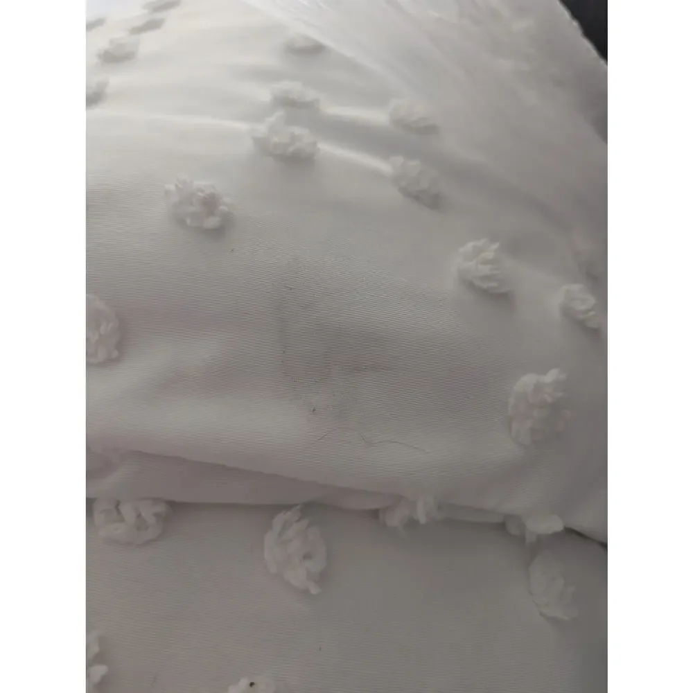 RACHEL ASHWELL! WHITE DOWN ALTERNATIVE COMFORTER W/POP CORN BALL DETAIL! FL/QN